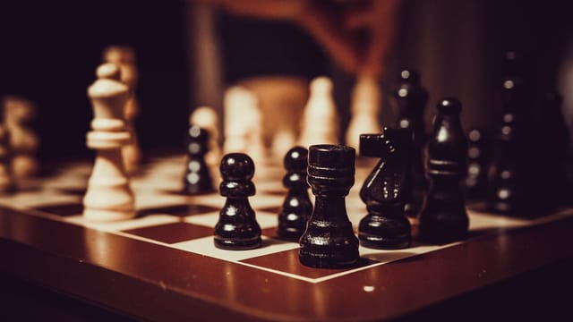 Pièces d'échecs sur un échiquier