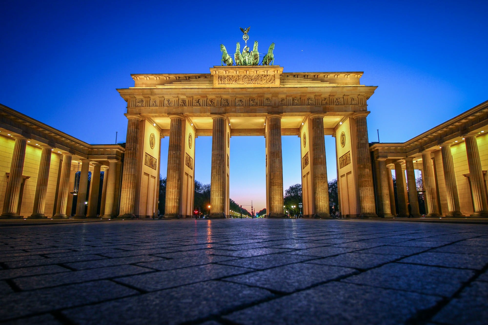 La porte de Brandebourg illuminée à la tombée de la nuit, à Berlin