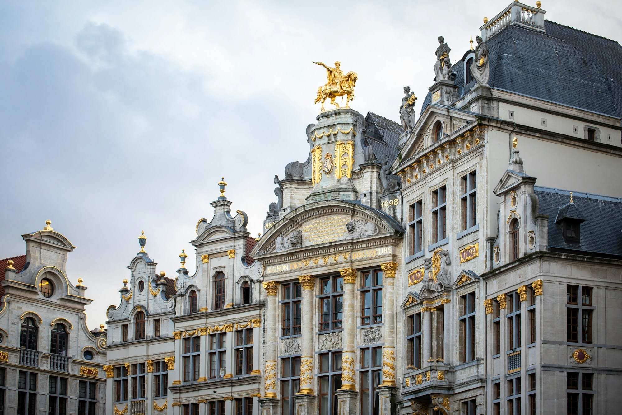 Façades dorées des maisons de corporation de la Grand-Place de Bruxelles
