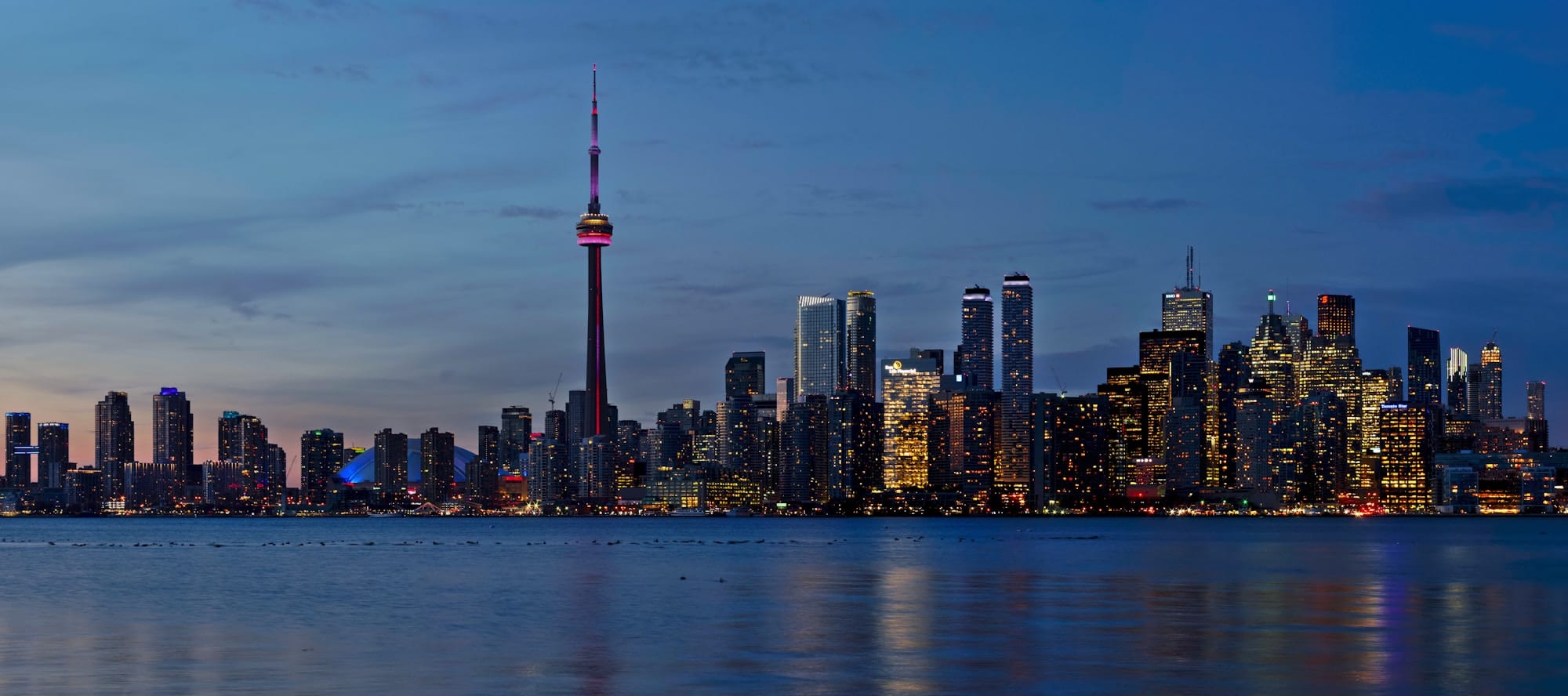 La CN Tower et la skyline de Toronto au crépuscule, vues du lac Ontario