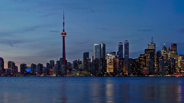 La CN Tower et la skyline de Toronto au crépuscule, vues du lac Ontario