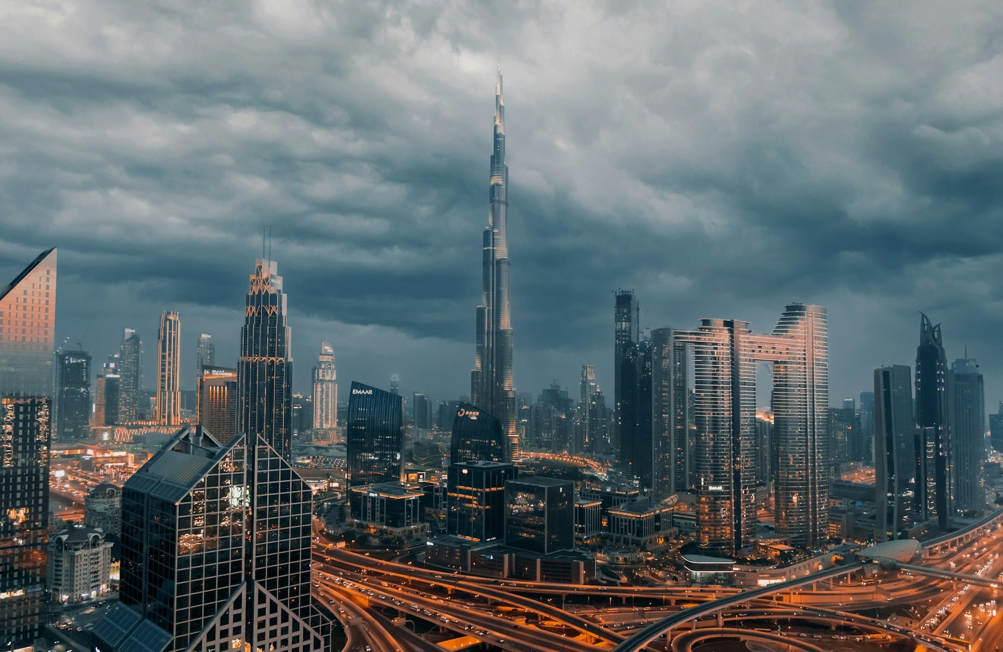 La skyline de Dubaï avec la Burj Khalifa sous un ciel d'orage