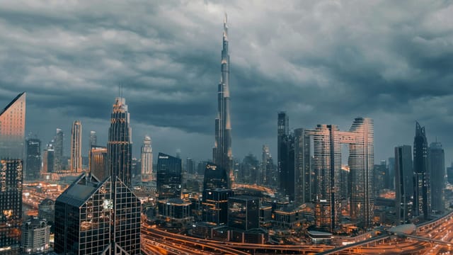 La skyline de Dubaï avec la Burj Khalifa sous un ciel d'orage