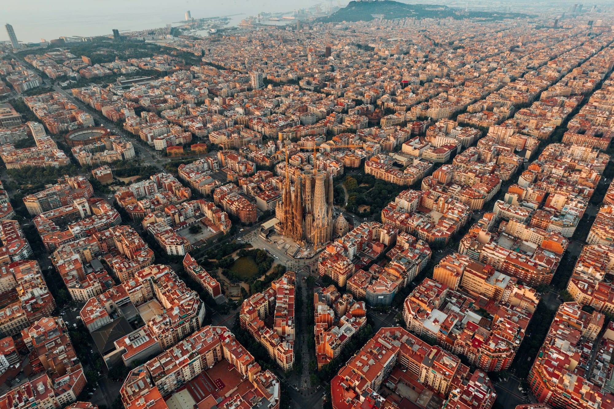Vue aérienne de Barcelone avec la Sagrada Família au cœur de l'Eixample