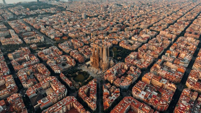 Vue aérienne de Barcelone avec la Sagrada Família au cœur de l'Eixample