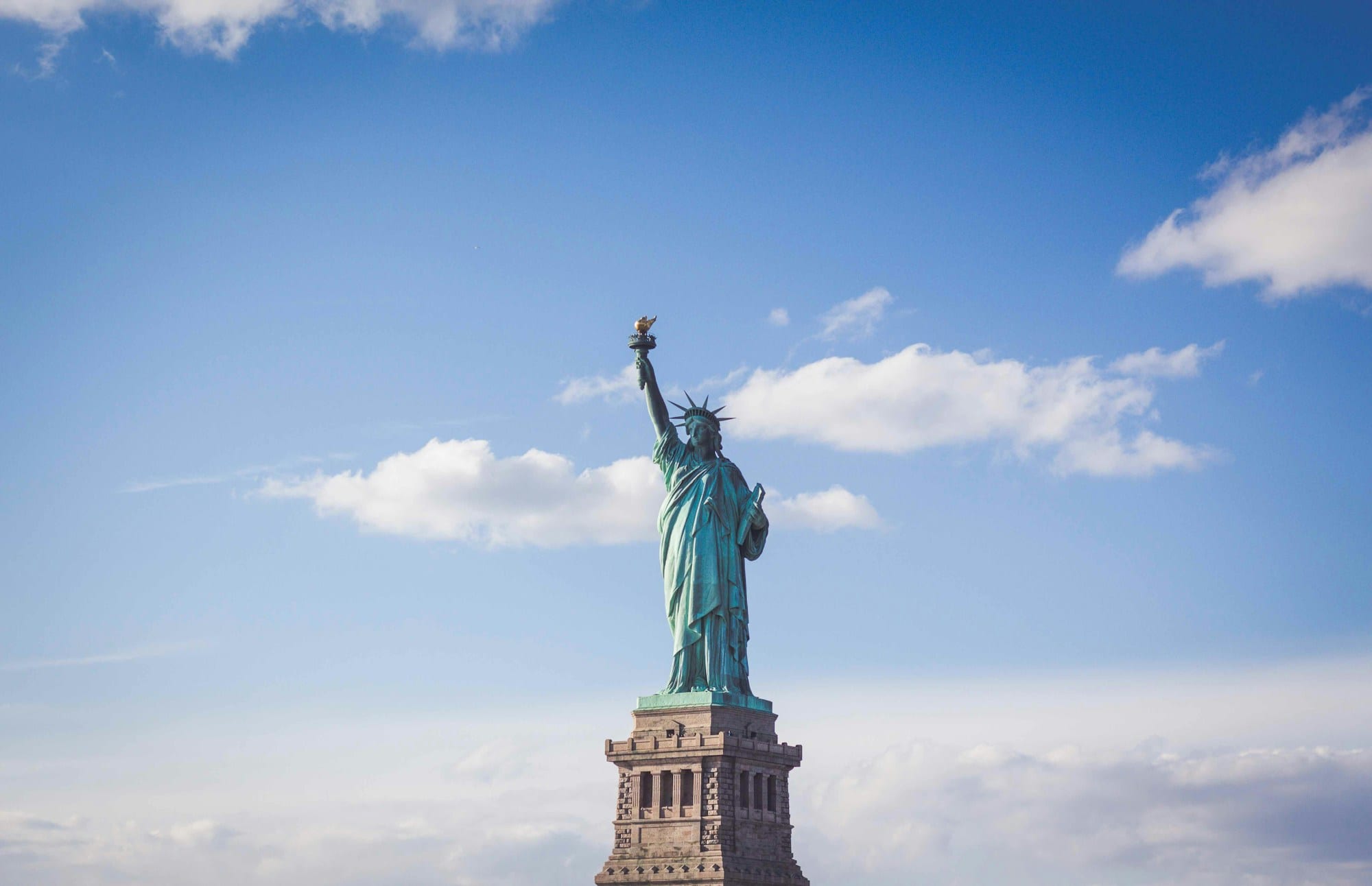 La statue de la Liberté sur fond de ciel bleu, à New York