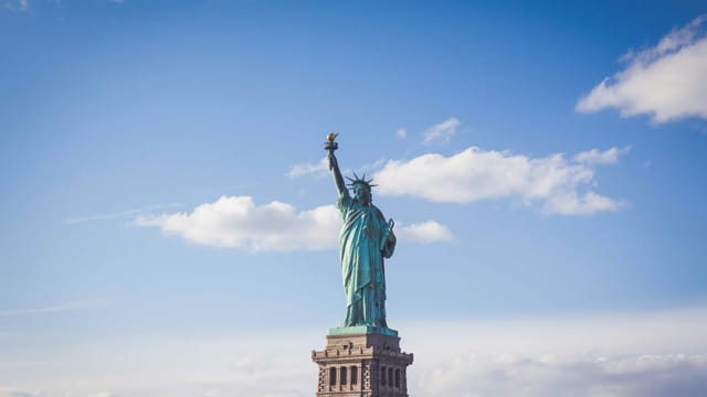 La statue de la Liberté sur fond de ciel bleu, à New York
