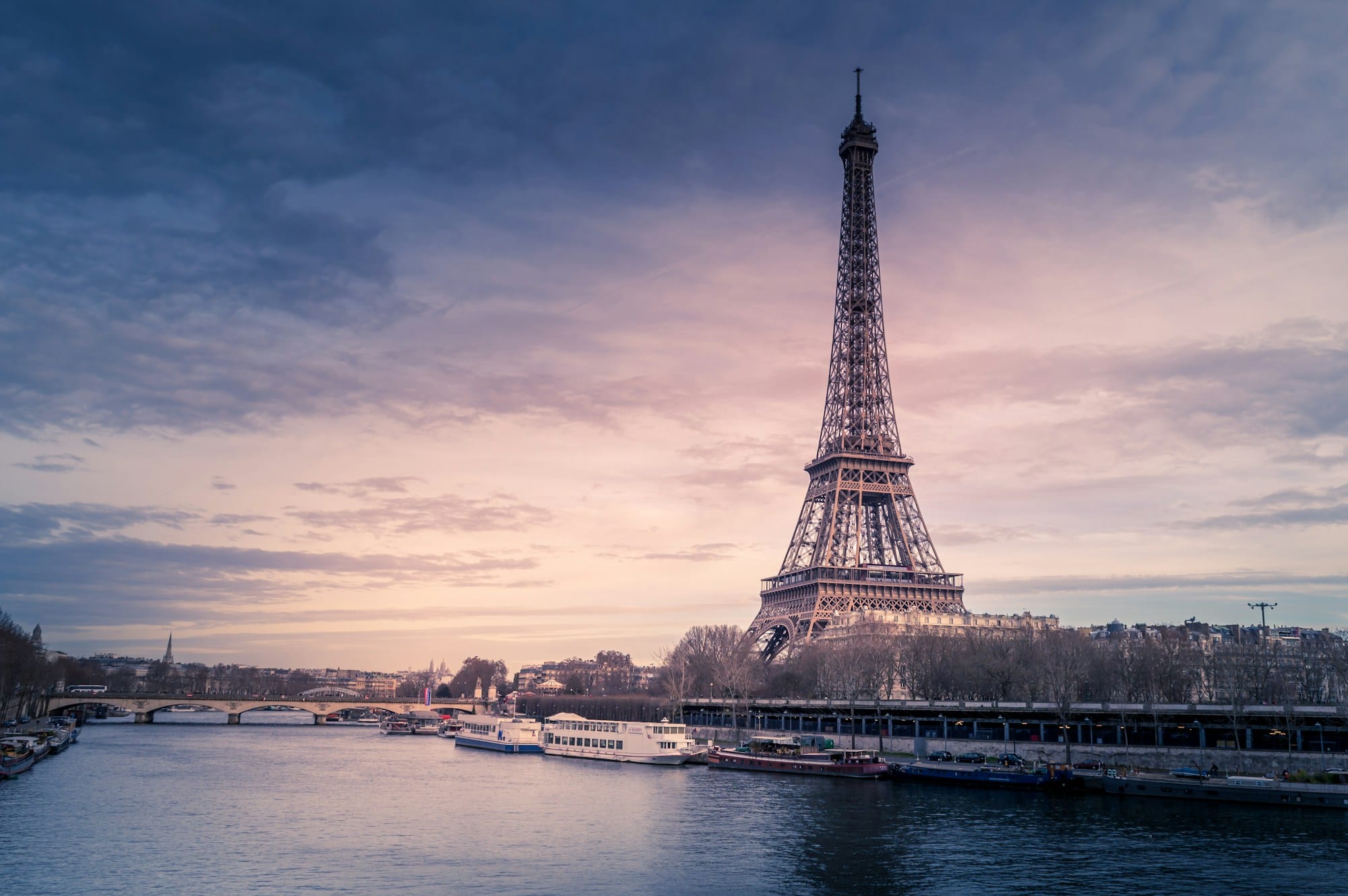 La tour Eiffel au coucher du soleil, vue depuis les quais de la Seine