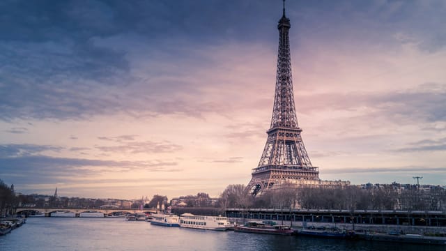 La tour Eiffel au coucher du soleil, vue depuis les quais de la Seine