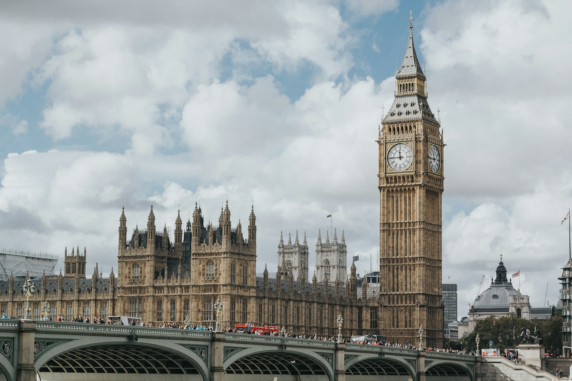 Big Ben et le palais de Westminster vus depuis le pont de Westminster, à Londres