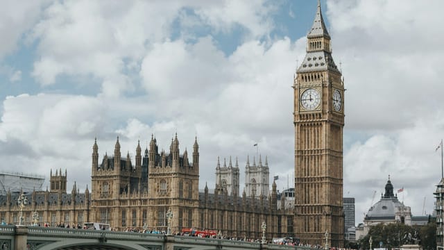 Big Ben et le palais de Westminster vus depuis le pont de Westminster, à Londres