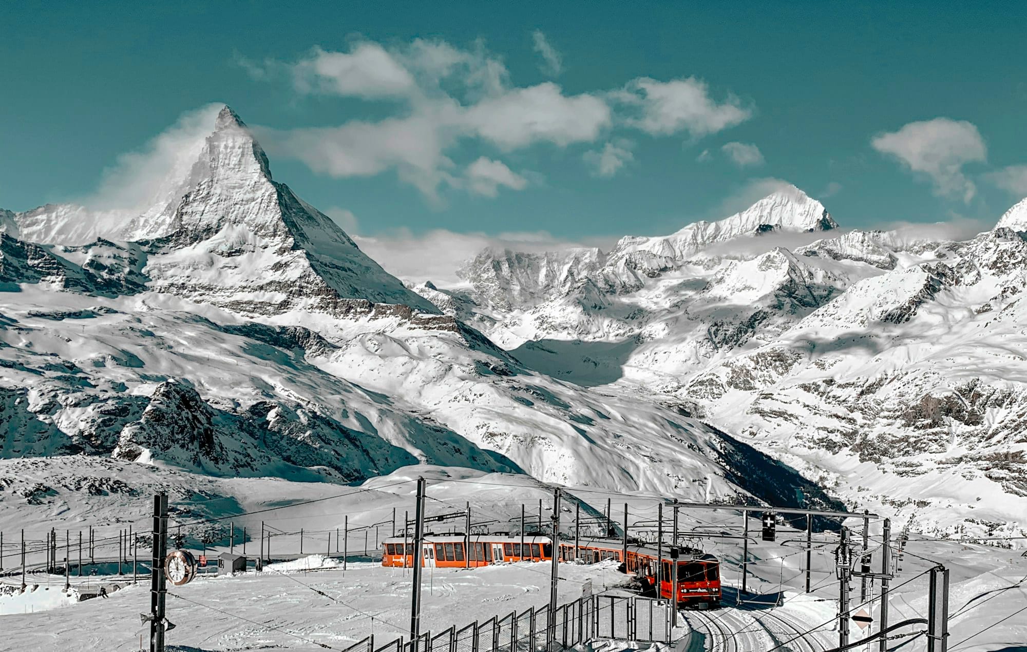 Le Cervin enneigé et le train du Gornergrat, près de Zermatt