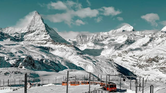 Le Cervin enneigé et le train du Gornergrat, près de Zermatt